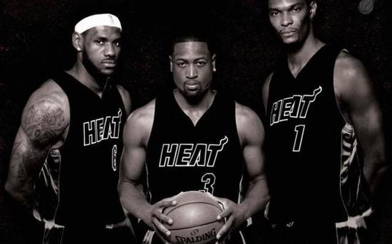 距臀部约一 距臀部约一